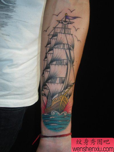 手臂帅气的一幅帆船纹身图案