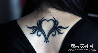 女孩子背部精美的图腾爱心纹身图案