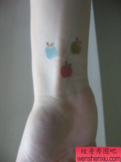 女孩子手腕处小苹果纹身图案