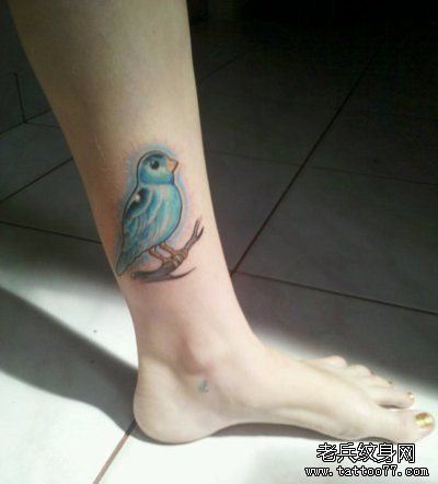 女孩子腿部好看的彩色小鸟纹身图案