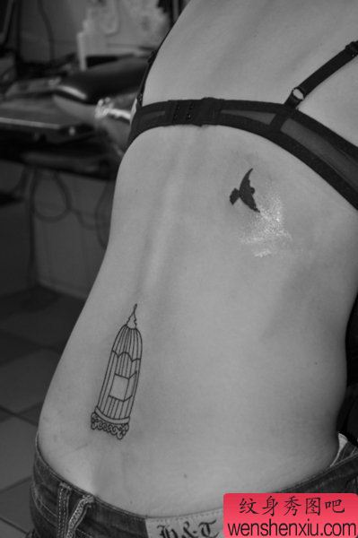 女孩子背部一幅流行的鸟笼与小鸟纹身图案