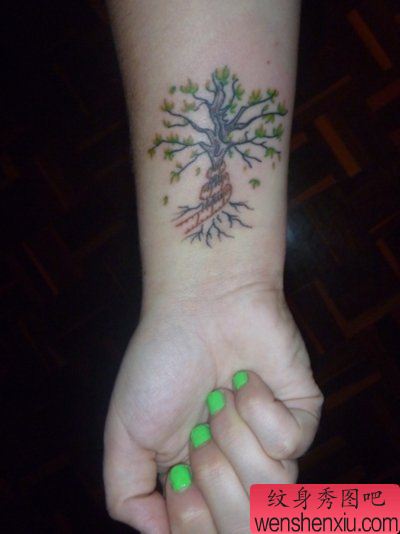女生手腕处时尚的小树纹身图案