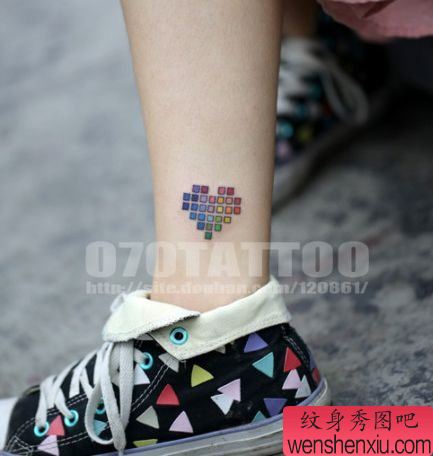 女孩子脚踝处好看的爱心纹身图案