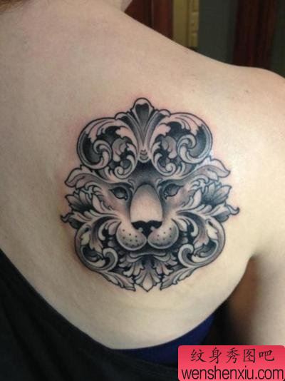 女孩子肩背黑灰狮头纹身图案