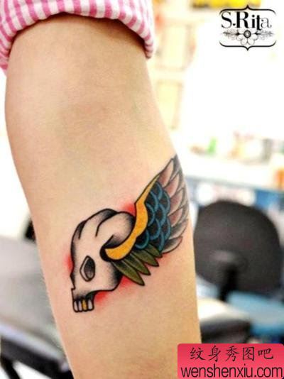 女孩子手臂一幅骷髅与翅膀纹身图案