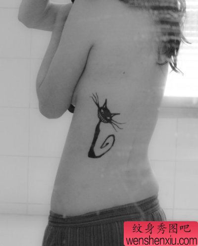 女生侧腰一幅邪恶的猫咪纹身图案