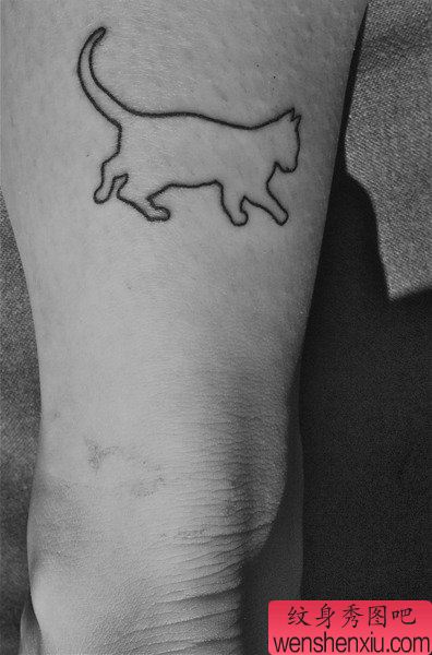女孩子腿部简单可爱的猫咪纹身图案