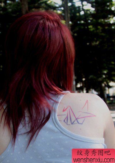 女生肩背一幅彩色千纸鹤纹身图案