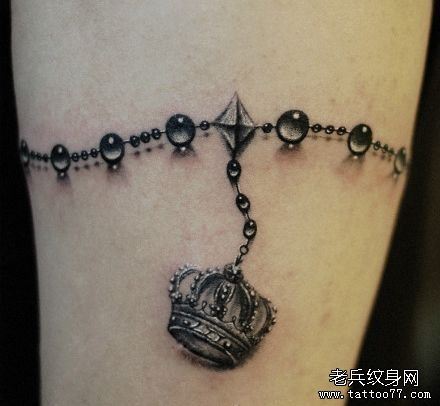 女生手臂精美的一幅皇冠手链纹身图案