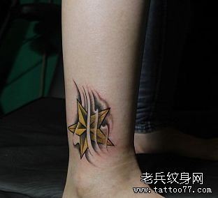 女生腿部好看的彩色五芒星纹身图案