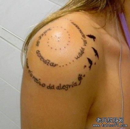 女孩子肩膀处字母与小鸟纹身图案
