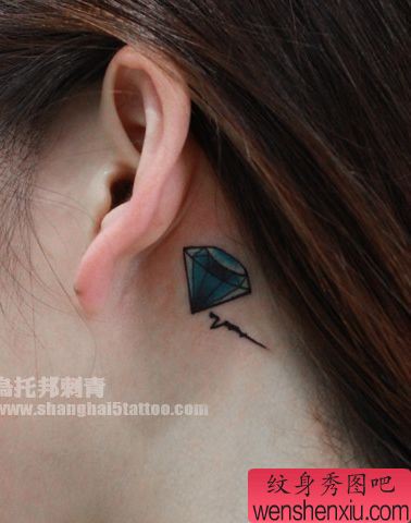 女孩子耳部彩色小钻石纹身图案