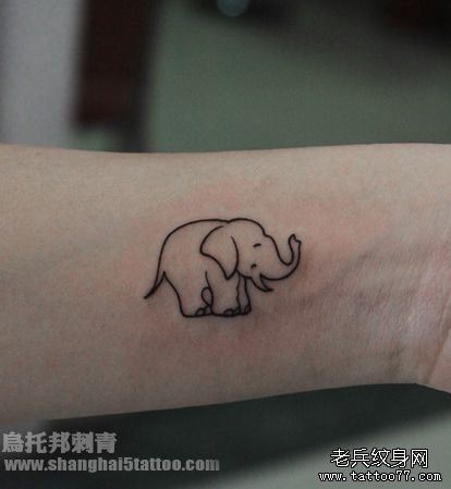 女生手臂可爱的小象纹身图案