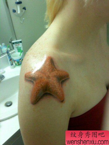 女孩子肩膀处一幅小海星纹身图案