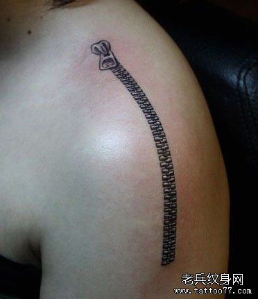 女孩子肩膀处一幅拉链纹身图案
