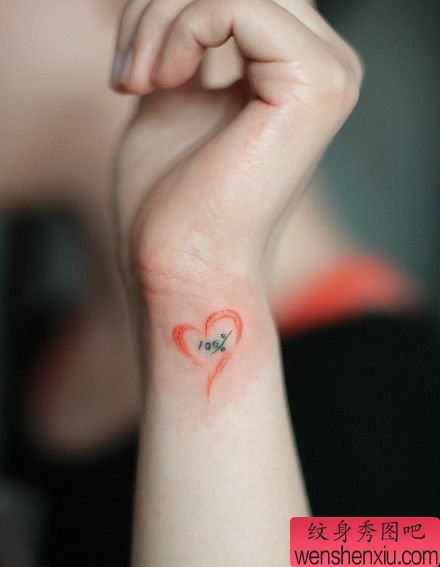女生手腕处彩色小爱心纹身图案