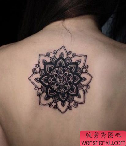 女生背部精美的花卉图腾纹身图案