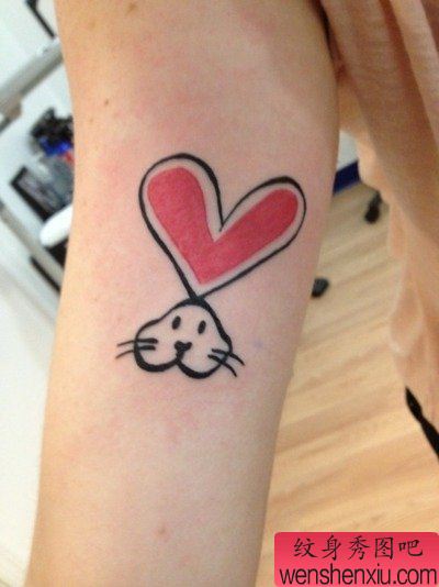 女生手臂可爱的图腾小兔子纹身图案