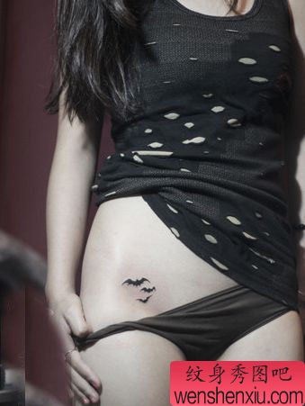 女孩子腹部流行的图腾小蝙蝠纹身图案