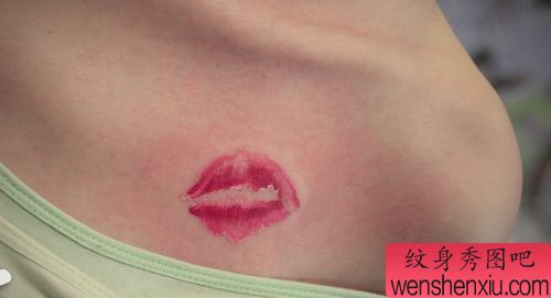 女生胸部流行好看的彩色唇印纹身图案