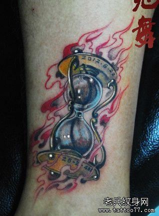 女孩子腿部一幅沙漏纹身图案