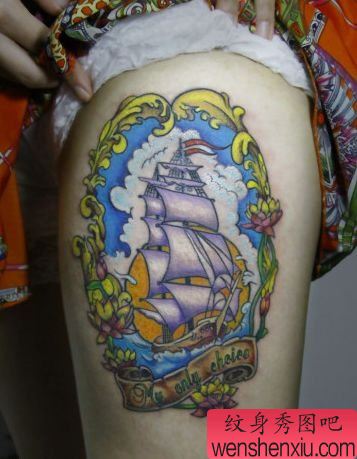 女孩子腿部一幅帆船纹身图案