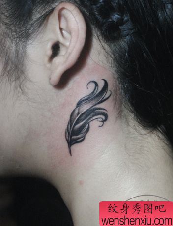 女孩子脖子处黑灰羽毛纹身图案