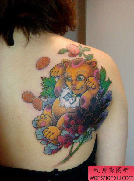 女孩子背部好看的彩色招财猫纹身图案