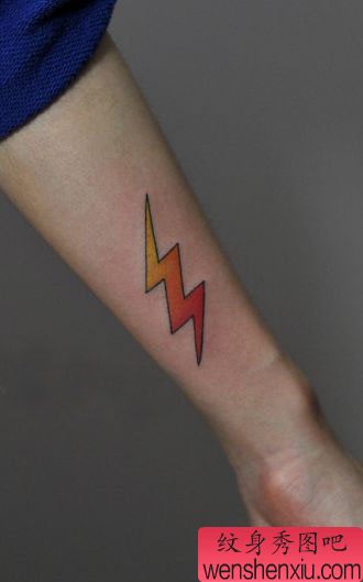 女生手臂一幅彩色小闪电纹身图案