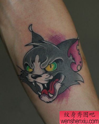 手臂一幅卡通凶狠的猫咪纹身图案