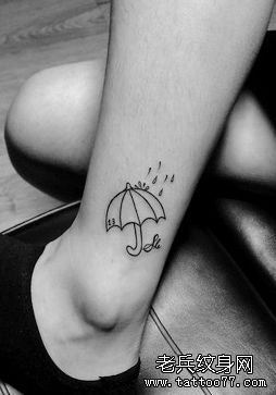 女生腿部一幅小雨伞纹身图案