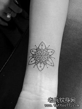 女生手臂时尚的花卉图腾纹身图案