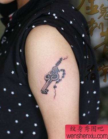 女生手臂黑灰的钥匙纹身图案