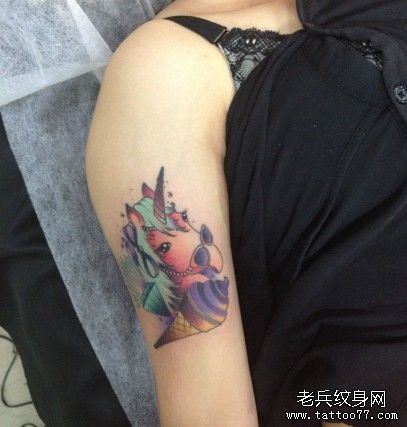 女生手臂一幅独角兽与冰激凌纹身图案