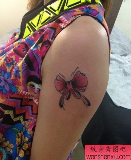 一幅女孩子手臂小巧的蝴蝶结纹身图案