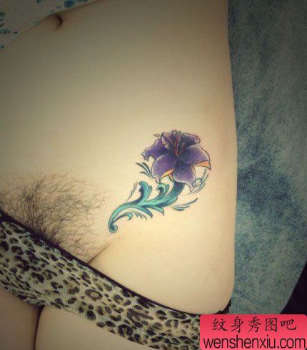 性感的女孩子腹部彩色花卉纹身图案