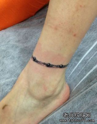 美女脚腕处经典的脚链纹身图案