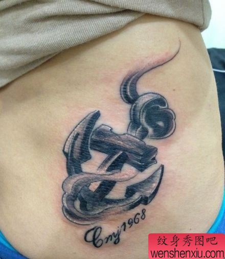 女孩子腰部黑灰的船锚纹身图案