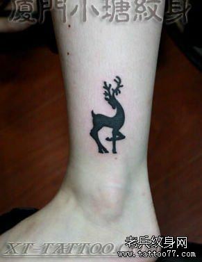 女生腿部漂亮的图腾小鹿纹身图案