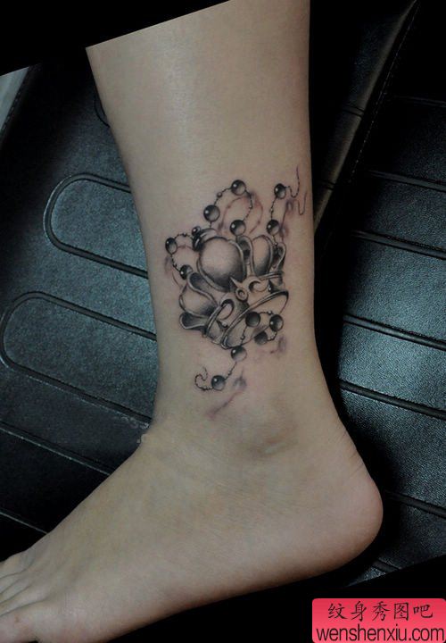 女生腿部漂亮的皇冠纹身图案