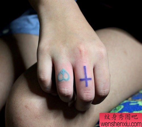 女生手指小清新十字架爱心与反战符号纹身图案
