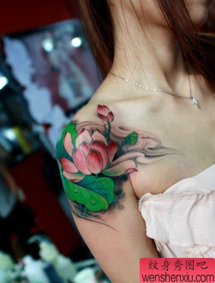 女孩子肩膀处彩色莲花纹身图案
