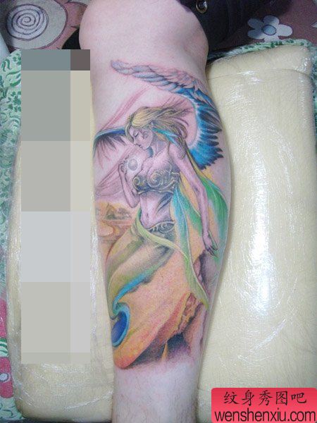 女生腿部漂亮的一幅彩色天使纹身图案