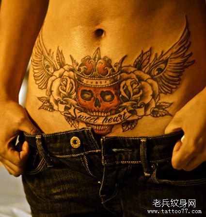 美女腹部流行的戴皇冠的骷髅纹身图案