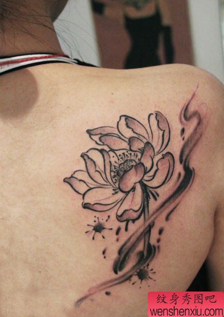 女生肩背水墨画莲花纹身图案