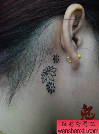 女生耳部简单的邹菊纹身图案