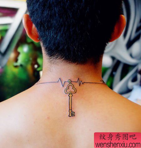 女生颈部心电图与钥匙纹身图案