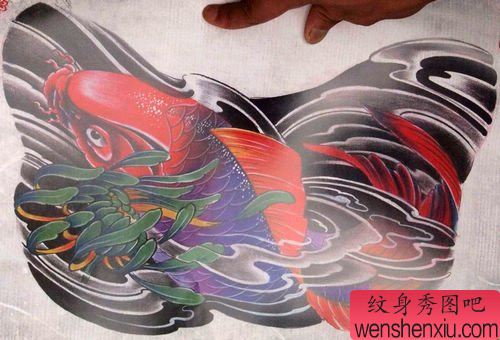 推荐一个适合纹胸前的鲤鱼纹身图案