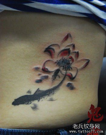 美女腰部好看的水墨画莲花与鲤鱼纹身图案