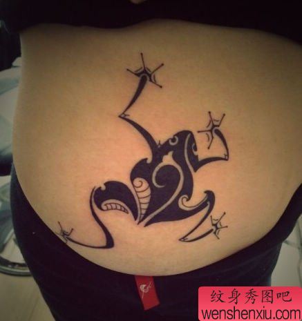 美女腰部一幅图腾青蛙纹身图案
